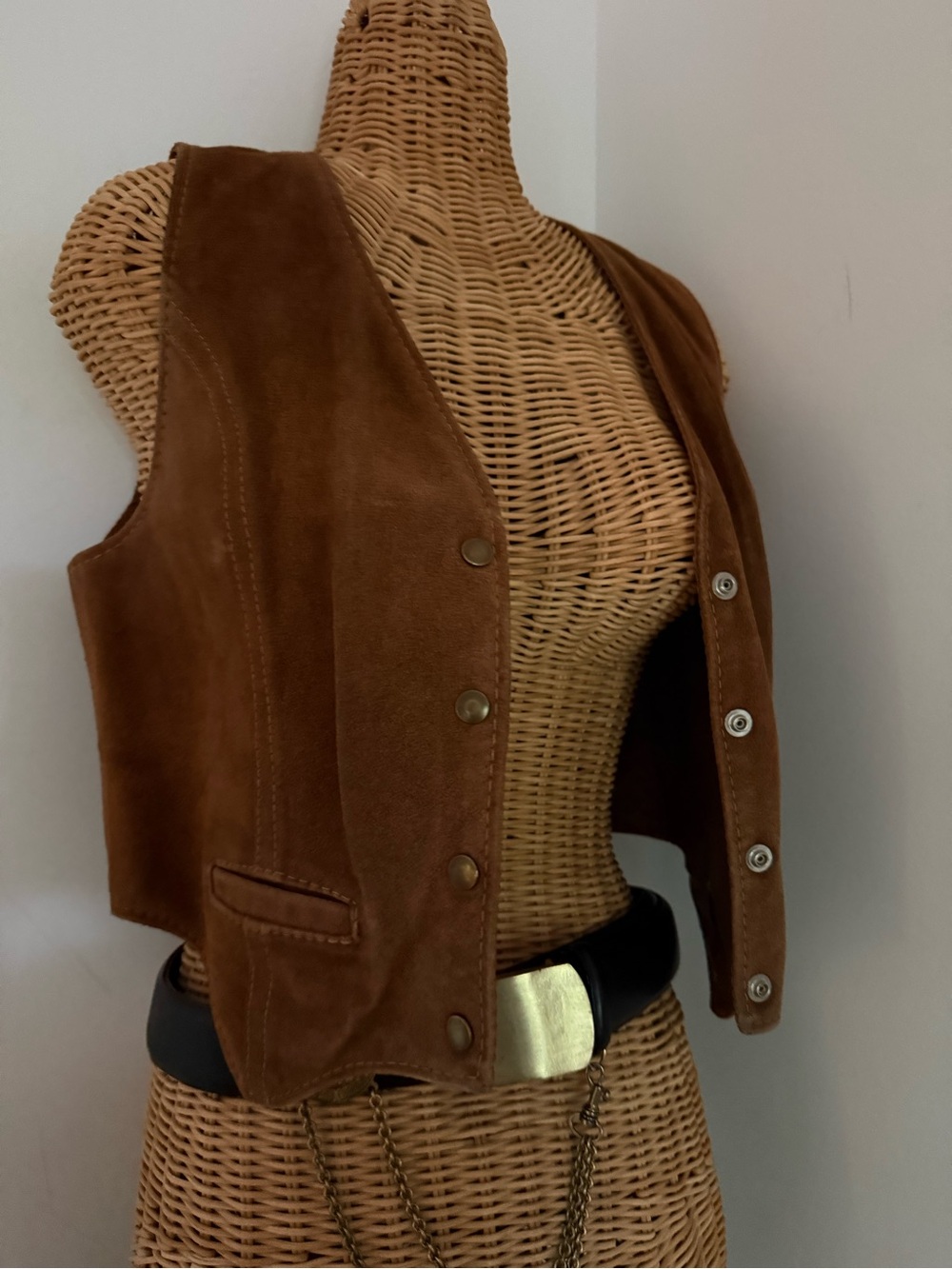 Caramel colored suede concert vest, cropped - Picture 3 of 10